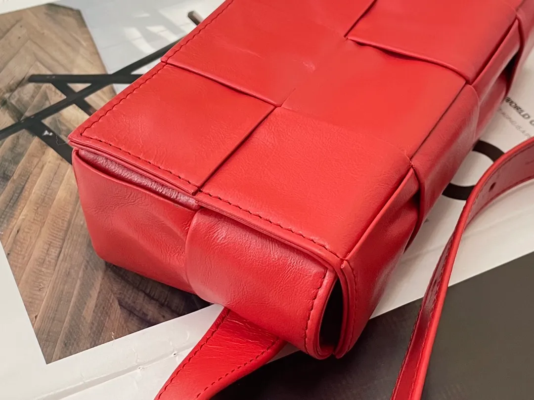 #𝐓𝐇𝐄 𝐁𝐄𝐋𝐓 𝐂𝐀𝐒𝐒𝐄𝐓𝐓𝐄 Checkered waist bag cassette has an updated version🆕The waxed cowhide material is very light and shiny, has a cool feeling, and has the same high-end touch as always. ⚠️The second-generation upgraded version has a long strap of 136cm, tall people can also wear it cross-body at will It is also suitable for boys. It is suitable for couples. It can be used as a handbag, waist bag, crossbody or shoulder bag. It’s small and exquisite, but packs a punch: 💄lipstick 🕶️sunglasses, etc.⋯pack it all! It continues the square shape of the cassette bag and does not deform after loading. It has a very concave shape! Model: 6815# S18.5x5x9.5